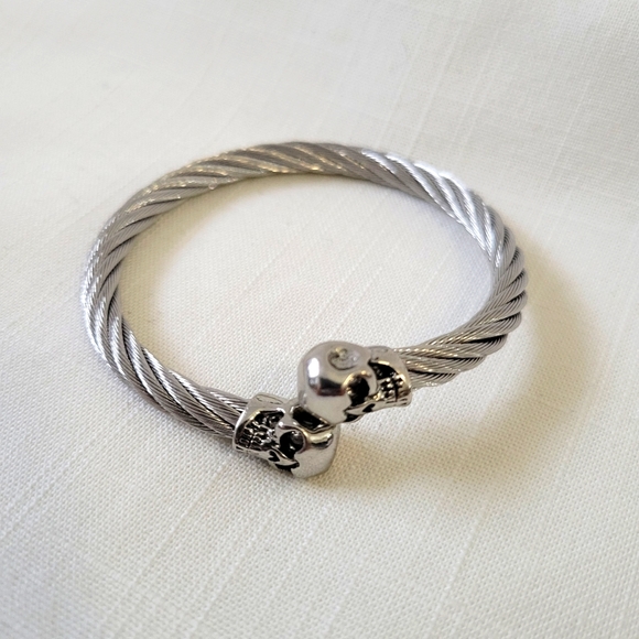 NEW Double Skull Rhinestone Eye Twisted Silver Cable Open Cuff Bracelet - Picture 4 of 12